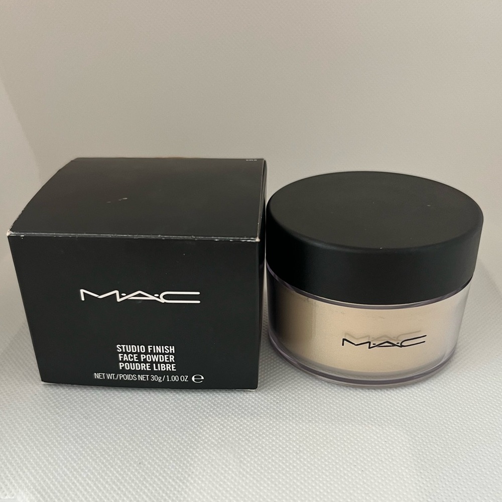 New Rare & Discontinued MAC Cosmetics Studio Finish Face Powder - GOLD